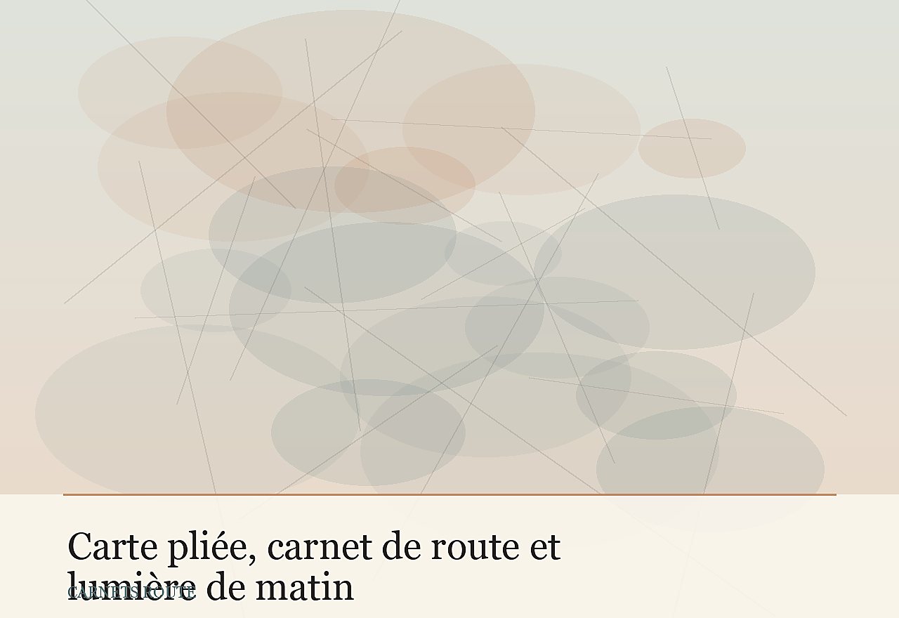 Carte pliée, carnet de route et lumière de matin